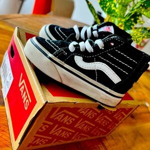 4T black Vans